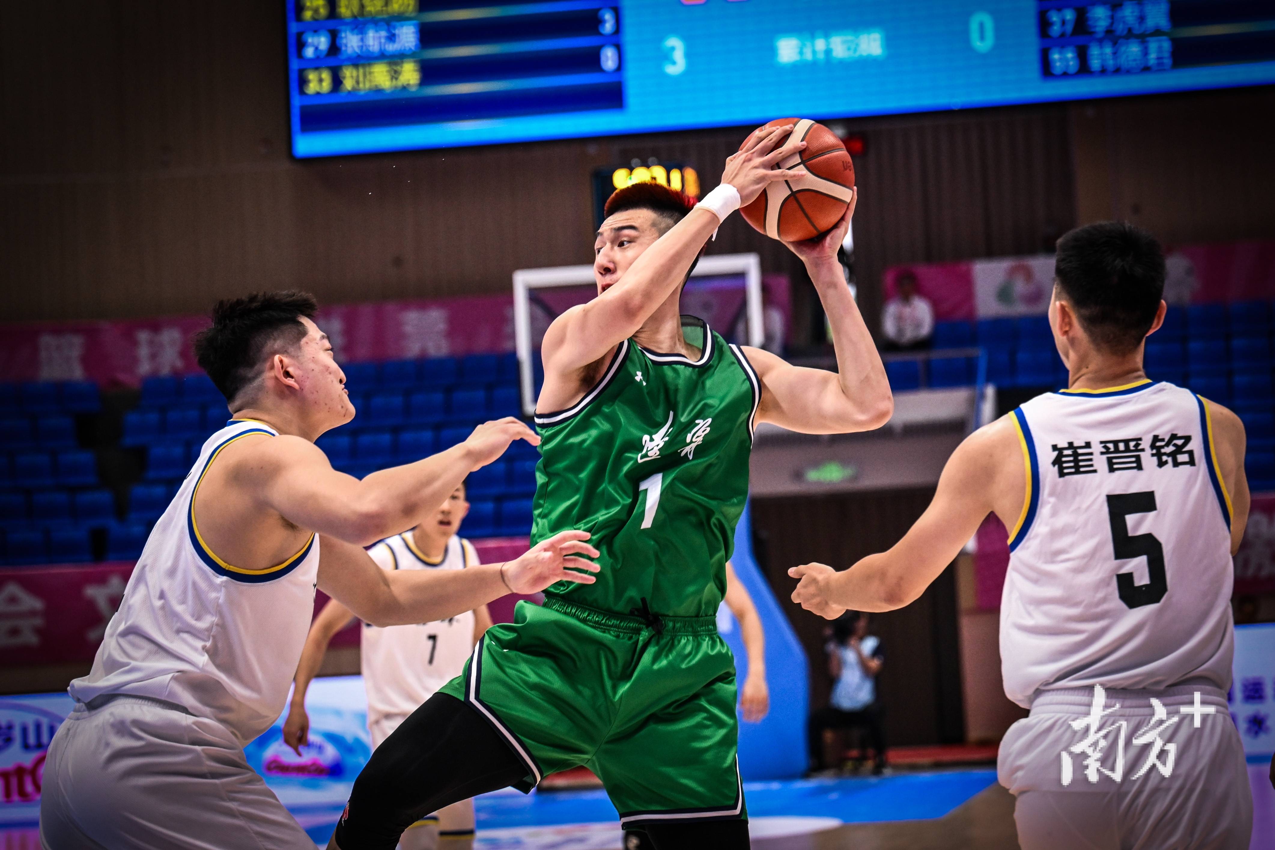 篮球联赛新政策出台，球队备受挑战(篮球联赛新政策出台,球队备受挑战了吗)