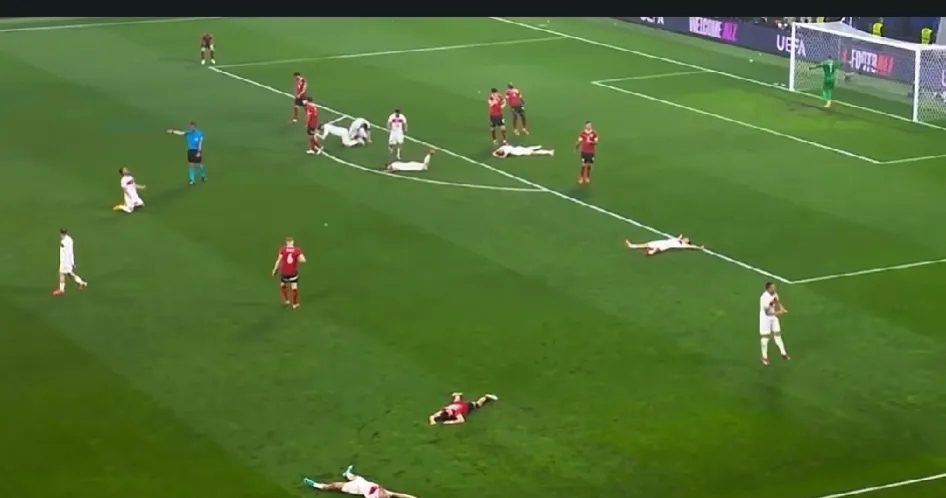 尊龙凯时-这场球赛的胜败关键是队员们的齐心协力